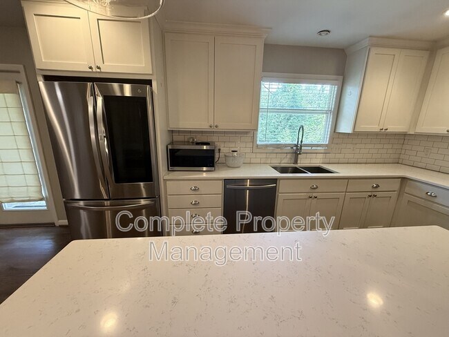 Building Photo - 3153 Woodhaven Dr