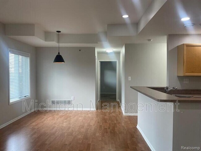 Building Photo - 2721 E Maple Rd