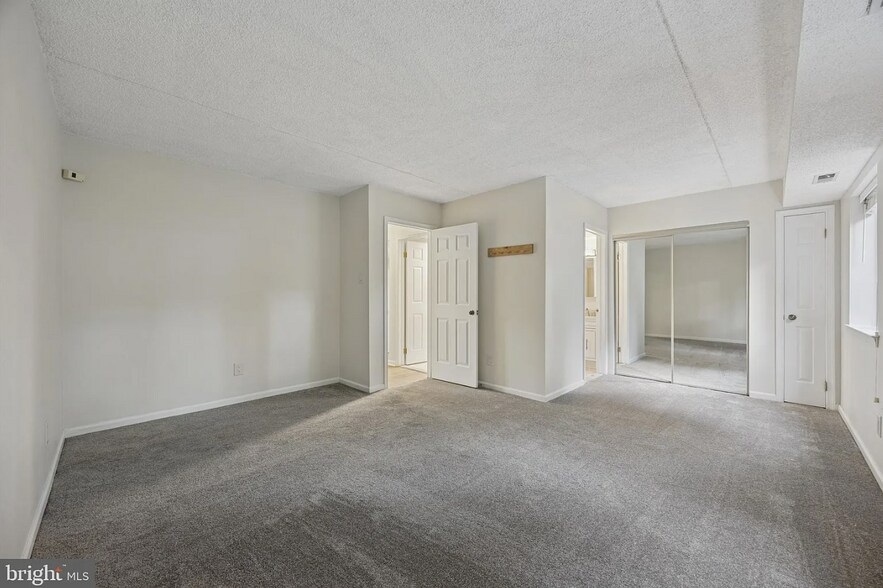 Building Photo - 42 Hermitage Dr