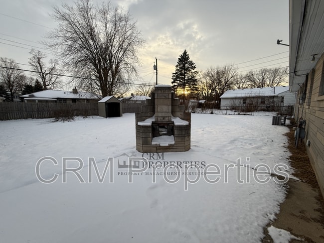 Building Photo - 513 James Dr