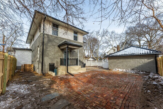 Building Photo - 94-96-96 Montrose St