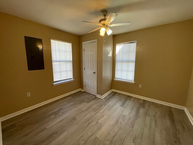 Building Photo - 506 Broad St