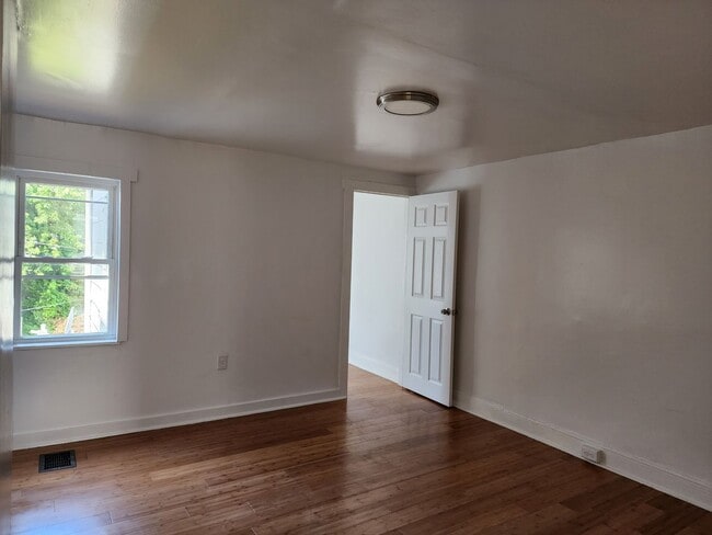 Building Photo - 221 N Scott St