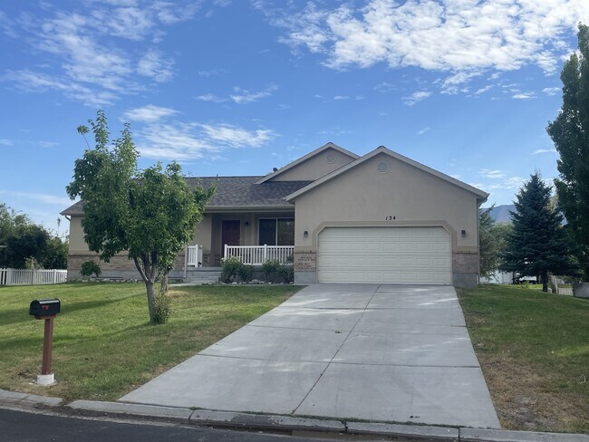 Primary Photo - 134 Lakeview Dr