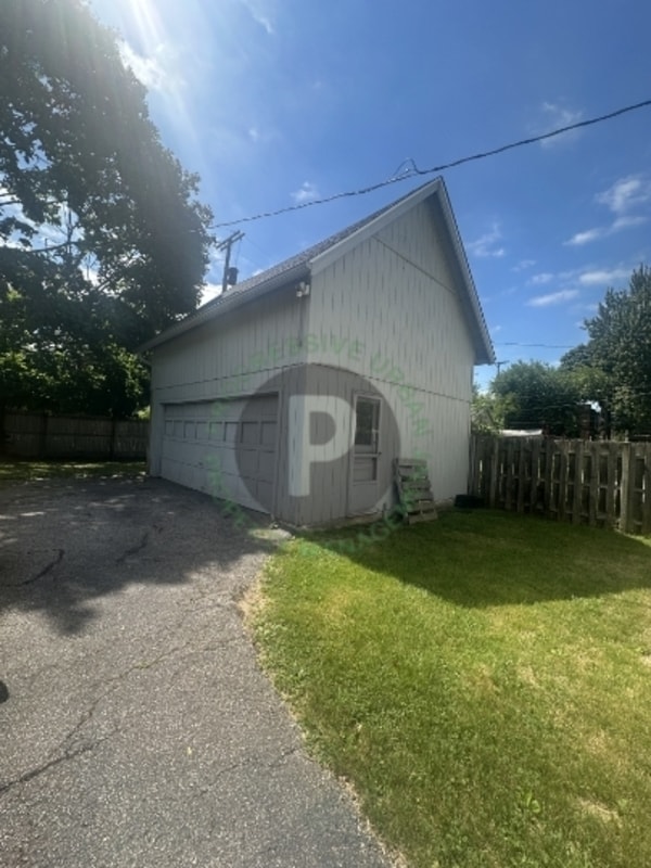 Building Photo - 9611 Larnder Ave
