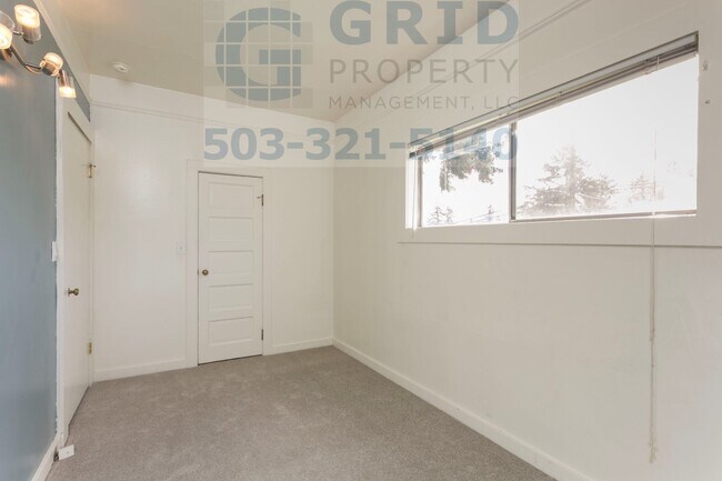 Building Photo - Charming 2 Bedroom Apartment Available in Milwaukie - Private Fenced-In Yard!