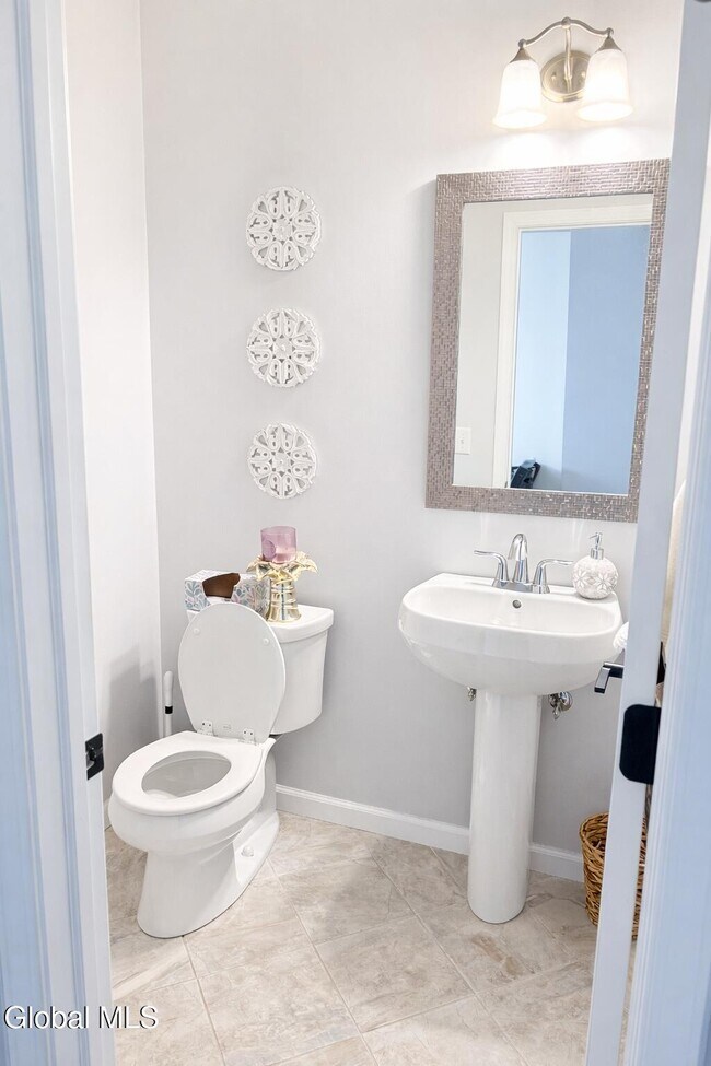 Building Photo - 40 Haywood Ln