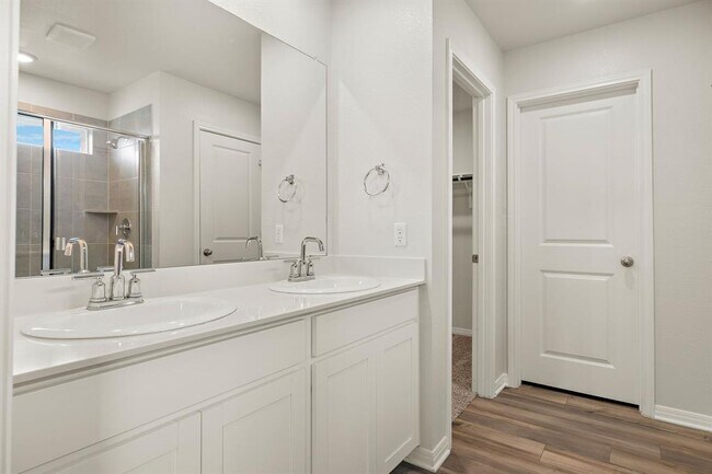Building Photo - 120 Longmount Cv