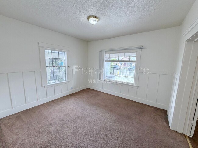 Building Photo - 860 W 56th St