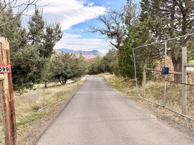 Building Photo - 2099 Emigrant Creek Rd