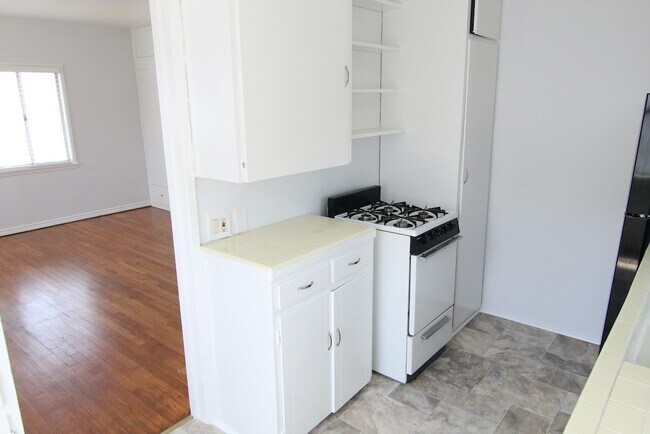 Building Photo - 9217 Alcott St