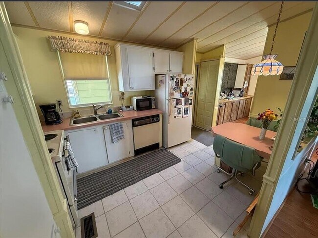 Building Photo - 1532 W Schwartz Blvd