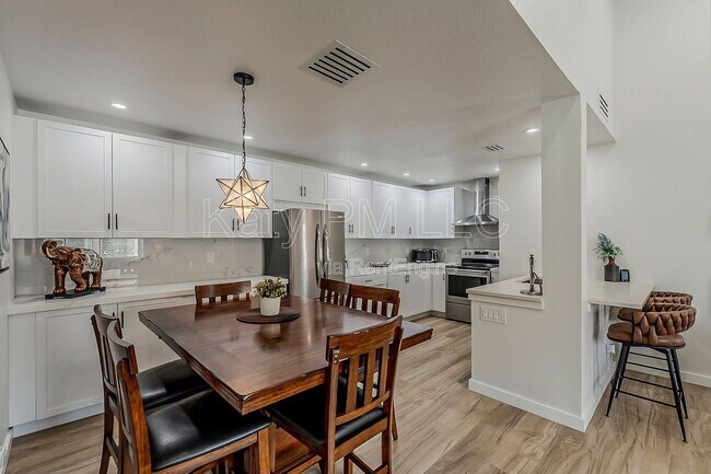 Building Photo - 9708 E Vía Linda