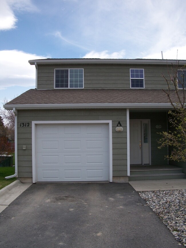 Building Photo - 2 Bedroom 1.5 Bathroom Townhouse