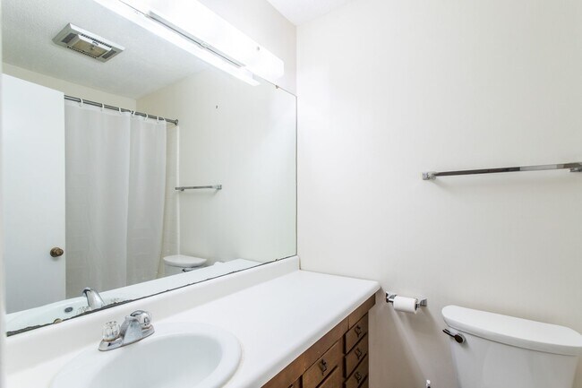 Building Photo - Convenient To Downtown Brevard