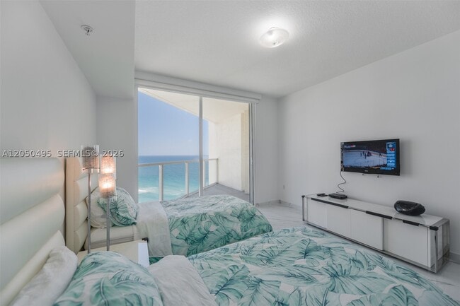 Building Photo - 16699 Collins Ave