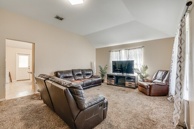 Building Photo - 549 Roadrunner Ave