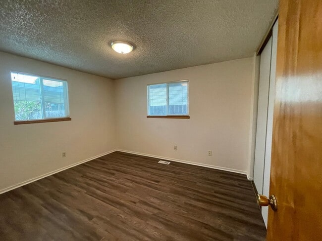 Building Photo - Adorable 2 Bedroom Home