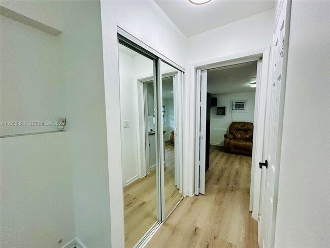 Building Photo - 880 SE 4th Pl