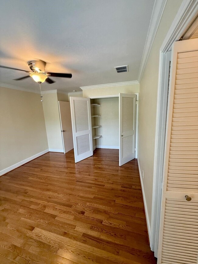 Building Photo - 201 Vanderpool Ln