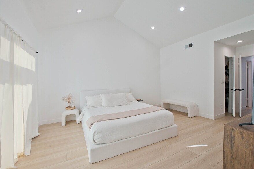 Primary Photo - 20645 Roscoe Blvd