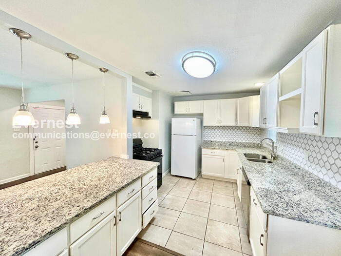 Building Photo - 10425 Ferguson Rd