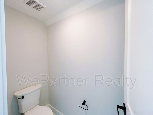 Building Photo - 1085 Adam Cir
