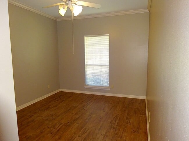 Building Photo - 2420 Stone Hollow Dr