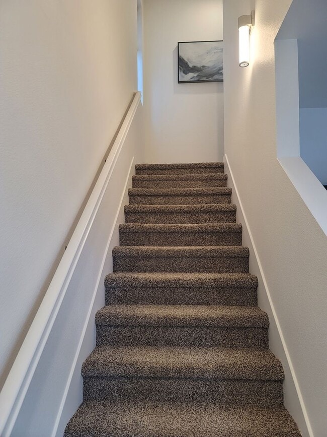 Building Photo - Cozy condo with roof top balcony in Downtown Sacramento