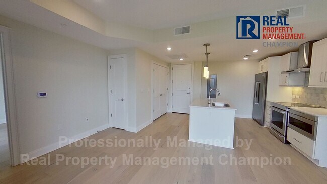 Building Photo - Luxury Condo with Water Views in Heart of Wilmington