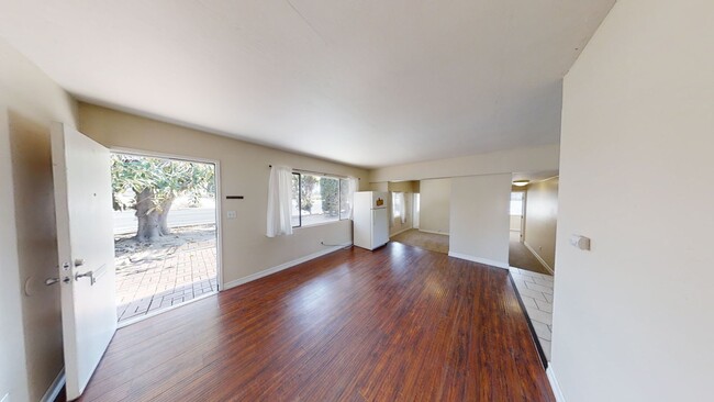 Building Photo - 5BD/2BA on Montezuma with Parking!!