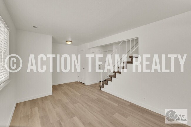 Building Photo - Remodeled Townhome in Cottonwood Heights!