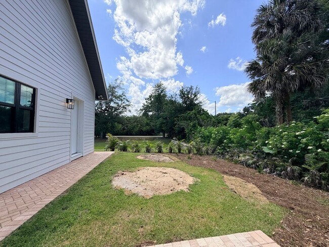 Building Photo - Brand New Custom 5/3.5 Home Steps from Downtown Winter Garden!