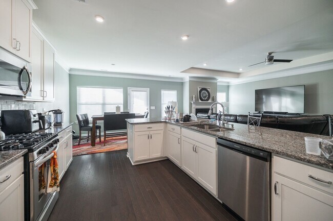 Building Photo - 1420 Day Dr