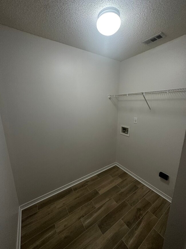 Building Photo - 7970 Stonebrook Dr