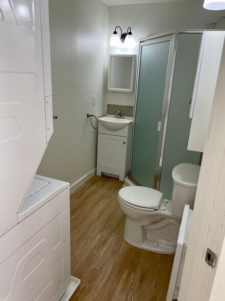 Unit 3 Bath/Laundry - 203 S Division St