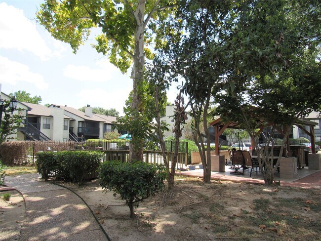 Building Photo - 9009 Richmond Ave.