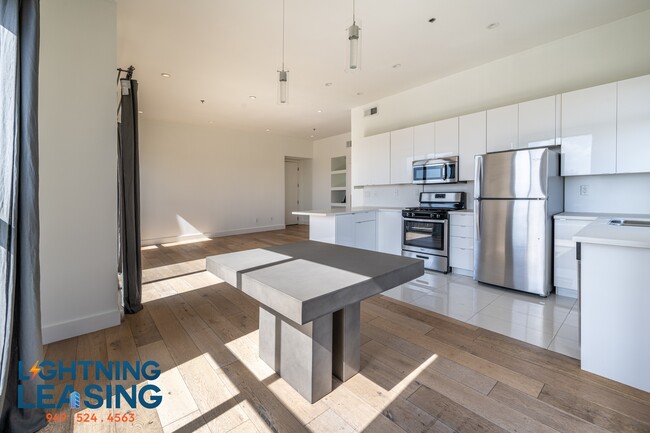 Building Photo - 8811 Burton Way