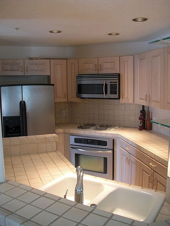 Kitchen - 650 Kelton Ave