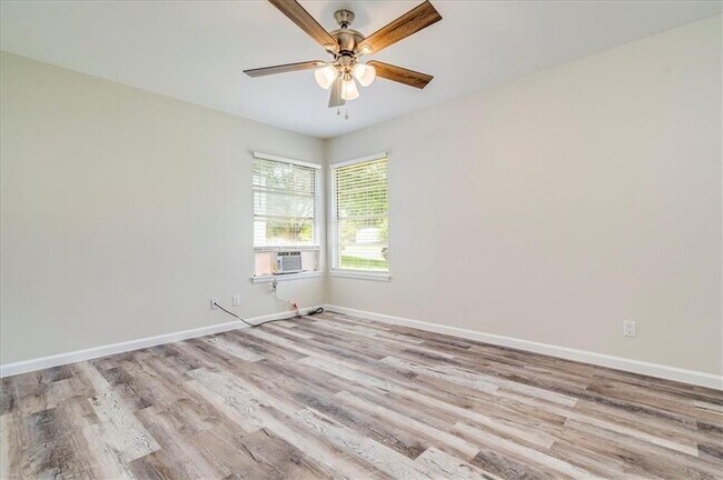 Building Photo - 1800 Forestglade Dr