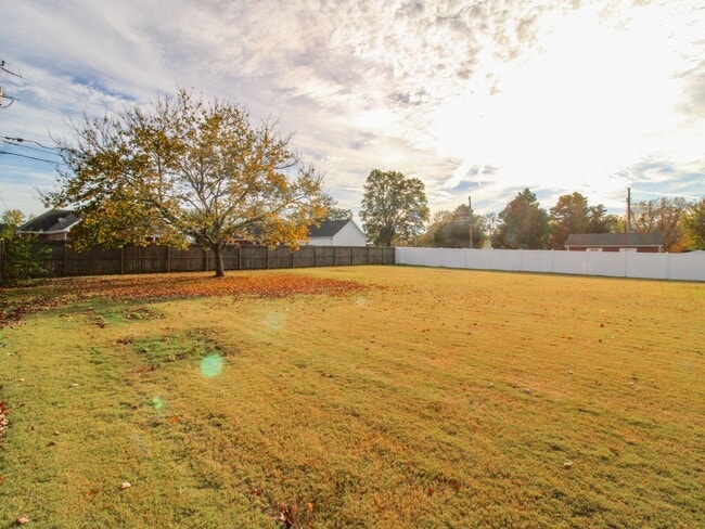 Building Photo - Spacious home!