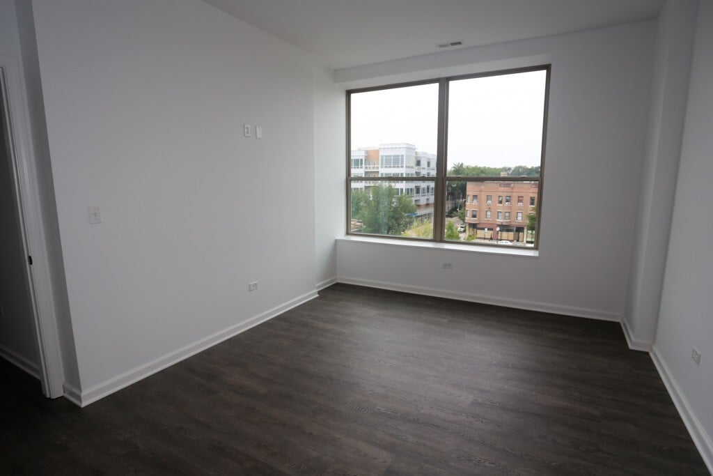 Building Photo - 932 W Dakin St
