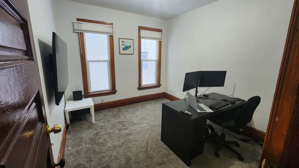 Building Photo - 912 4th St NE