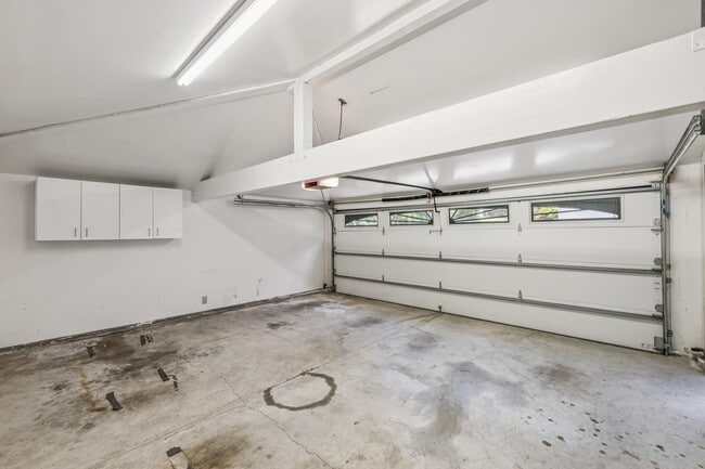 Building Photo - Mediterranean Beauty in Crescent Park – 5B...