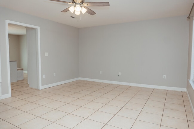 Building Photo - 309 Green Oak Dr