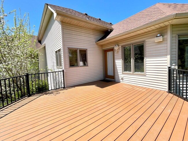 Building Photo - 640 S Park Ct