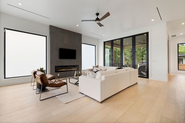 Building Photo - 2504 Bluffview Dr