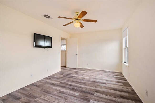 Building Photo - 104 Pond Way