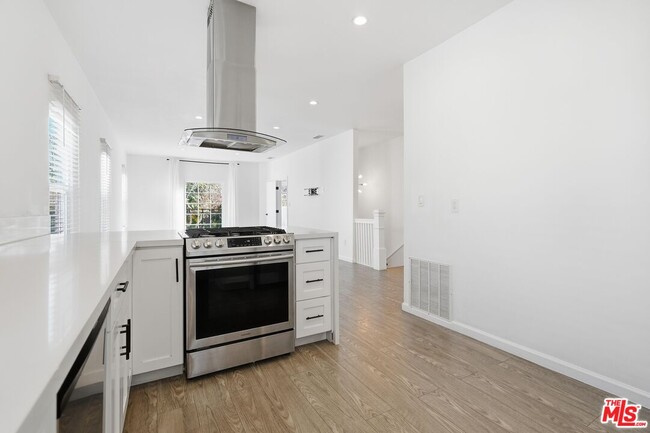 Building Photo - 455 Rexford Dr