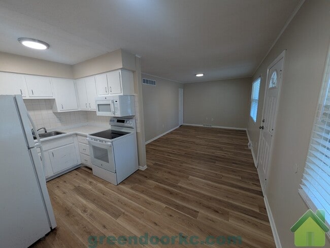 Building Photo - 403 Holiday Dr